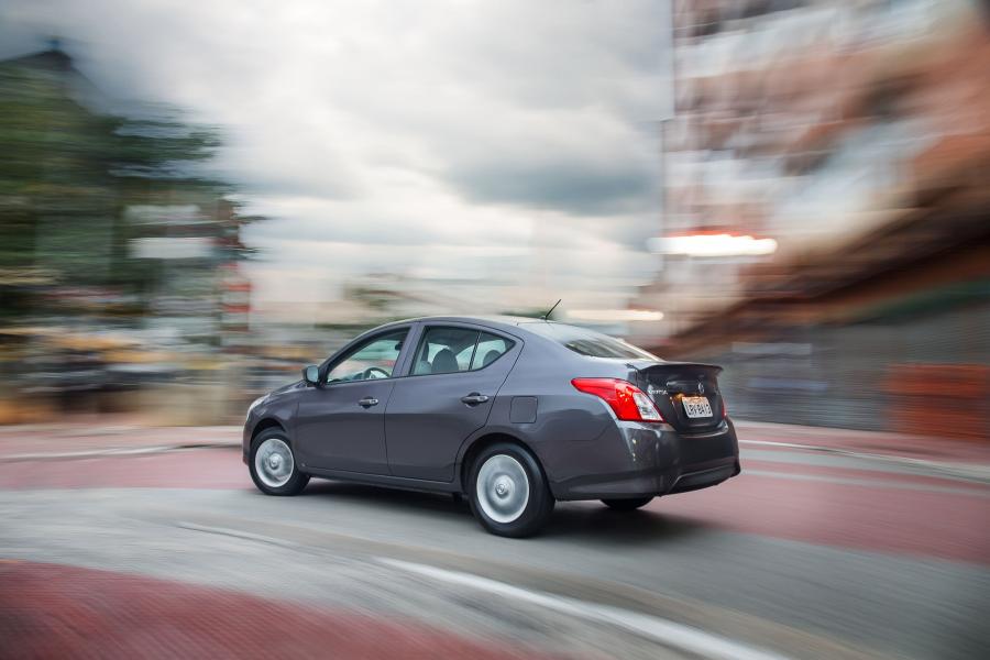  Nissan Versa 2015 года  (BR) (фото 9 из 17)
